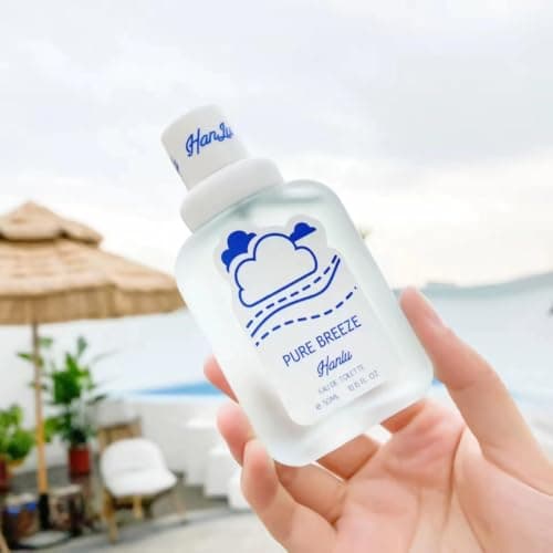 Marg Eau de toilette Pure breeze 50 ml pour enfant de 3 ans et plus. Très suave,une odeur agréable à base de fruit qui diffuse un arôme séduisant.