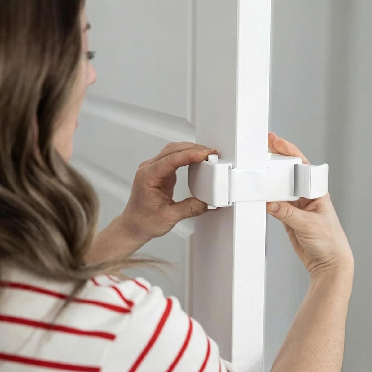 ALINUOYQ 1 PCS Hug Lock Child Proof Door Lock, Snap On Door Lock Child Can't Reach or Defeat for Kids Cats Dogs, No Tools or Adhesives Required Simple Install Safety Front Door Lock for Toddlers
